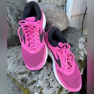 Brooks Revel women’s Pink & Black athletic shoes size 9💗